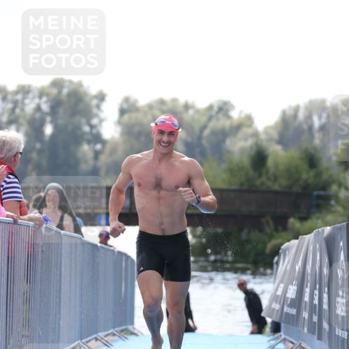25.08.2024 - Elbe Triathlon Hamburg H.Heesch http://msf.ph/oto/6851751 25.08.2024 15:26:59 Schwimmen  meine-sportfotos.de