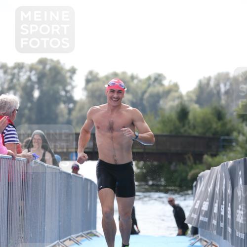 25.08.2024 - Elbe Triathlon Hamburg H.Heesch http://msf.ph/oto/6851756 25.08.2024 15:26:59 Schwimmen  meine-sportfotos.de