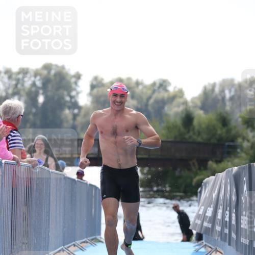 25.08.2024 - Elbe Triathlon Hamburg H.Heesch http://msf.ph/oto/6851766 25.08.2024 15:26:59 Schwimmen  meine-sportfotos.de