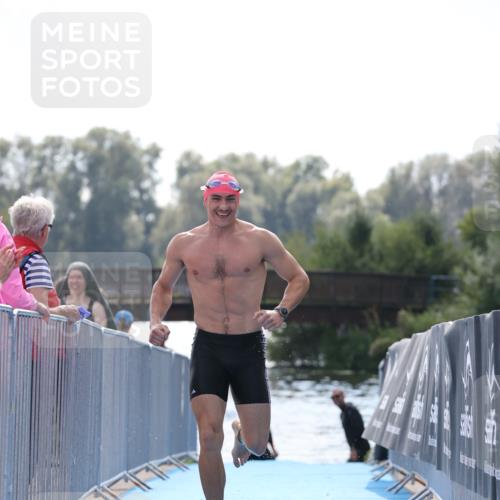 25.08.2024 - Elbe Triathlon Hamburg H.Heesch http://msf.ph/oto/6851781 25.08.2024 15:26:59 Schwimmen  meine-sportfotos.de