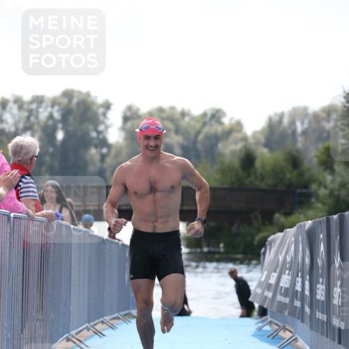 25.08.2024 - Elbe Triathlon Hamburg H.Heesch http://msf.ph/oto/6851792 25.08.2024 15:27:00 Schwimmen  meine-sportfotos.de