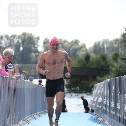 25.08.2024 - Elbe Triathlon Hamburg H.Heesch http://msf.ph/oto/6851806 25.08.2024 15:27:00 Schwimmen  meine-sportfotos.de