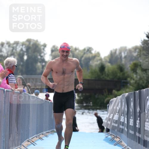 25.08.2024 - Elbe Triathlon Hamburg H.Heesch http://msf.ph/oto/6851812 25.08.2024 15:27:00 Schwimmen  meine-sportfotos.de