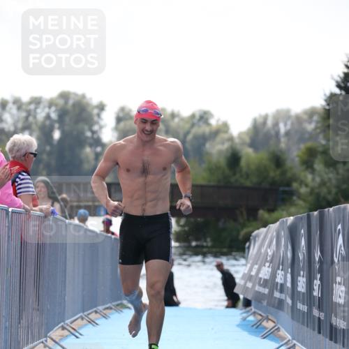 25.08.2024 - Elbe Triathlon Hamburg H.Heesch http://msf.ph/oto/6851819 25.08.2024 15:27:00 Schwimmen  meine-sportfotos.de