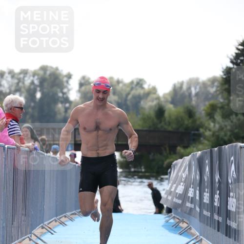 25.08.2024 - Elbe Triathlon Hamburg H.Heesch http://msf.ph/oto/6851831 25.08.2024 15:27:00 Schwimmen  meine-sportfotos.de