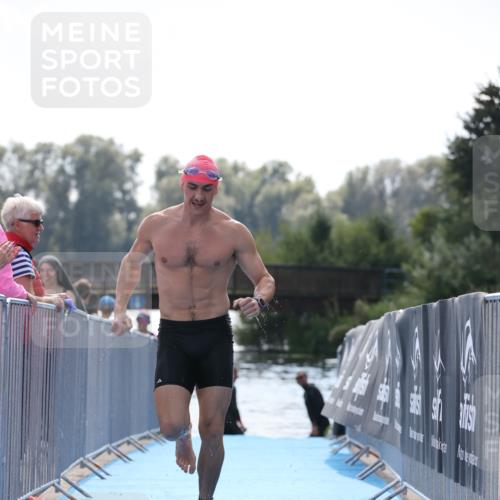 25.08.2024 - Elbe Triathlon Hamburg H.Heesch http://msf.ph/oto/6851839 25.08.2024 15:27:00 Schwimmen  meine-sportfotos.de