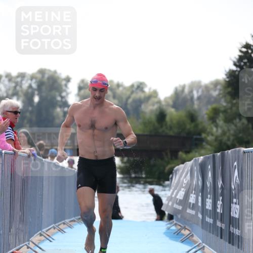 25.08.2024 - Elbe Triathlon Hamburg H.Heesch http://msf.ph/oto/6851845 25.08.2024 15:27:00 Schwimmen  meine-sportfotos.de
