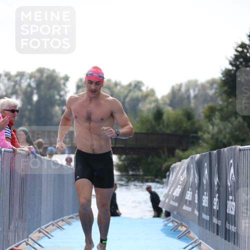 25.08.2024 - Elbe Triathlon Hamburg H.Heesch http://msf.ph/oto/6851854 25.08.2024 15:27:00 Schwimmen  meine-sportfotos.de