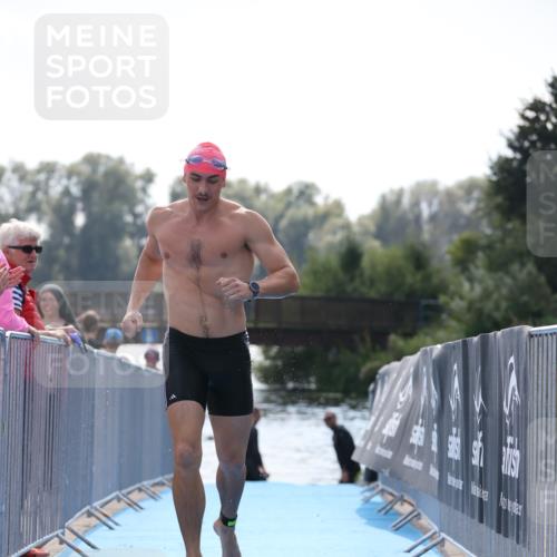 25.08.2024 - Elbe Triathlon Hamburg H.Heesch http://msf.ph/oto/6851858 25.08.2024 15:27:00 Schwimmen  meine-sportfotos.de