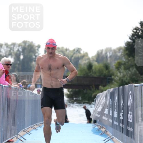 25.08.2024 - Elbe Triathlon Hamburg H.Heesch http://msf.ph/oto/6851871 25.08.2024 15:27:00 Schwimmen  meine-sportfotos.de