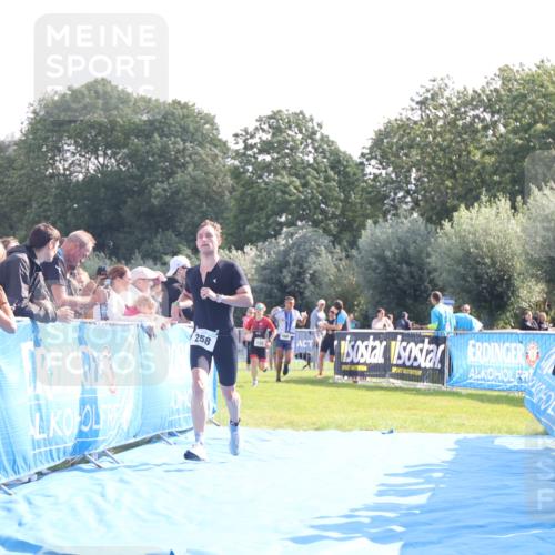 25.08.2024 - Elbe Triathlon Hamburg H.Heesch http://msf.ph/oto/6851879 25.08.2024 10:48:40 Ziel 121, 258 meine-sportfotos.de