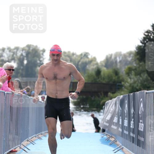 25.08.2024 - Elbe Triathlon Hamburg H.Heesch http://msf.ph/oto/6851881 25.08.2024 15:27:00 Schwimmen  meine-sportfotos.de