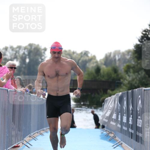 25.08.2024 - Elbe Triathlon Hamburg H.Heesch http://msf.ph/oto/6851894 25.08.2024 15:27:00 Schwimmen  meine-sportfotos.de