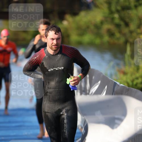 25.08.2024 - Elbe Triathlon Hamburg H.Heesch http://msf.ph/oto/6851903 25.08.2024 08:59:51 Schwimmen 209, 222, 274, 311 meine-sportfotos.de