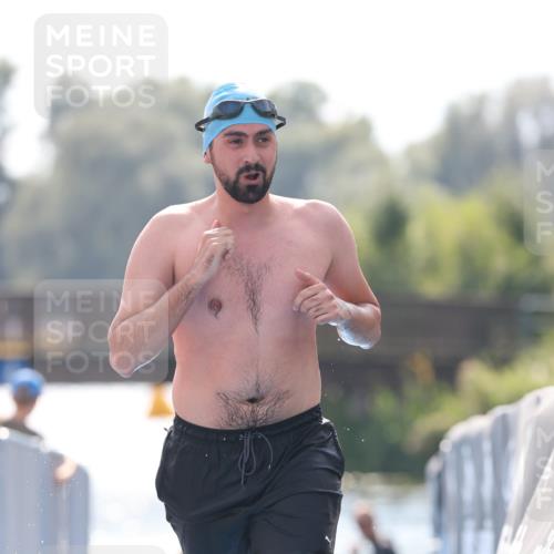 25.08.2024 - Elbe Triathlon Hamburg H.Heesch http://msf.ph/oto/6851908 25.08.2024 15:27:31 Schwimmen  meine-sportfotos.de