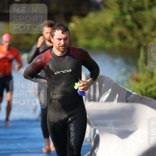 25.08.2024 - Elbe Triathlon Hamburg H.Heesch http://msf.ph/oto/6851909 25.08.2024 08:59:51 Schwimmen 209, 222, 274, 311 meine-sportfotos.de
