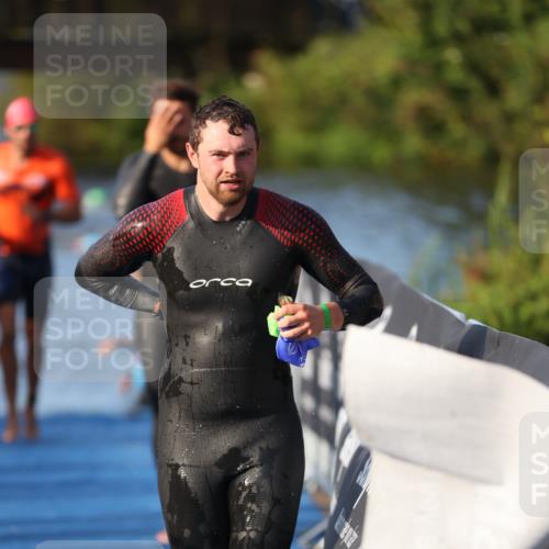 25.08.2024 - Elbe Triathlon Hamburg H.Heesch http://msf.ph/oto/6851937 25.08.2024 08:59:51 Schwimmen 209, 222, 274, 311 meine-sportfotos.de