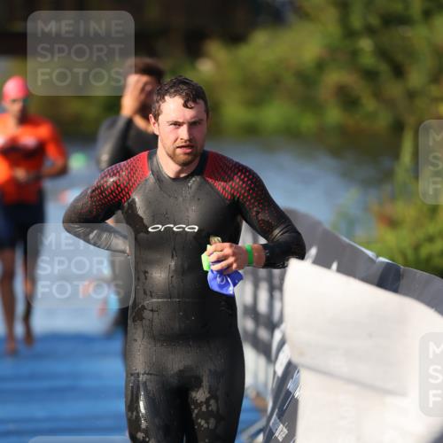 25.08.2024 - Elbe Triathlon Hamburg H.Heesch http://msf.ph/oto/6851942 25.08.2024 08:59:51 Schwimmen 209, 222, 274, 311 meine-sportfotos.de