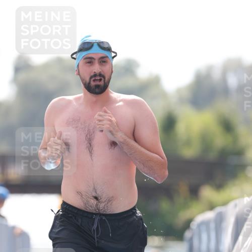 25.08.2024 - Elbe Triathlon Hamburg H.Heesch http://msf.ph/oto/6851952 25.08.2024 15:27:31 Schwimmen  meine-sportfotos.de