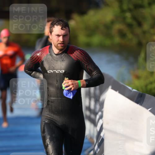 25.08.2024 - Elbe Triathlon Hamburg H.Heesch http://msf.ph/oto/6851958 25.08.2024 08:59:51 Schwimmen 209, 222, 274, 311 meine-sportfotos.de