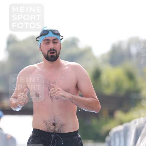 25.08.2024 - Elbe Triathlon Hamburg H.Heesch http://msf.ph/oto/6851962 25.08.2024 15:27:32 Schwimmen  meine-sportfotos.de
