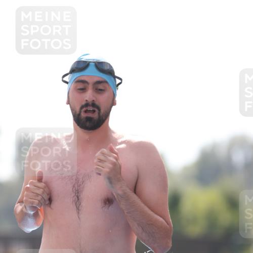 25.08.2024 - Elbe Triathlon Hamburg H.Heesch http://msf.ph/oto/6851991 25.08.2024 15:27:32 Schwimmen  meine-sportfotos.de