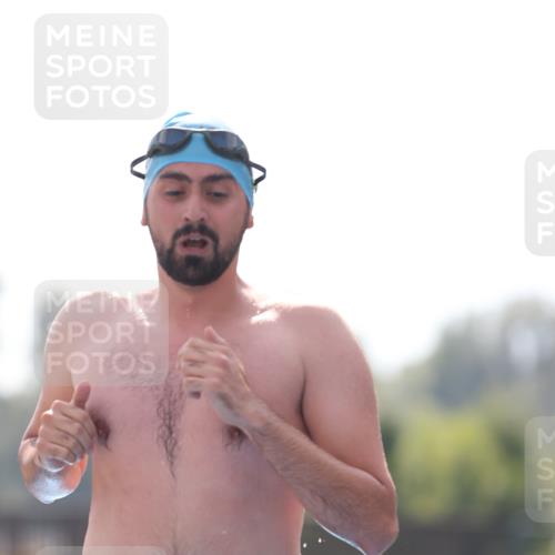 25.08.2024 - Elbe Triathlon Hamburg H.Heesch http://msf.ph/oto/6851998 25.08.2024 15:27:32 Schwimmen  meine-sportfotos.de