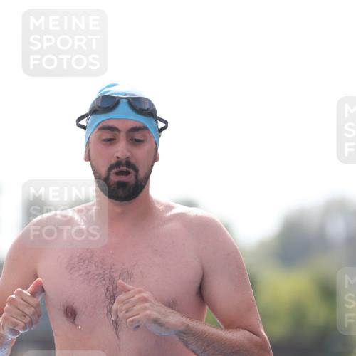25.08.2024 - Elbe Triathlon Hamburg H.Heesch http://msf.ph/oto/6852009 25.08.2024 15:27:32 Schwimmen  meine-sportfotos.de