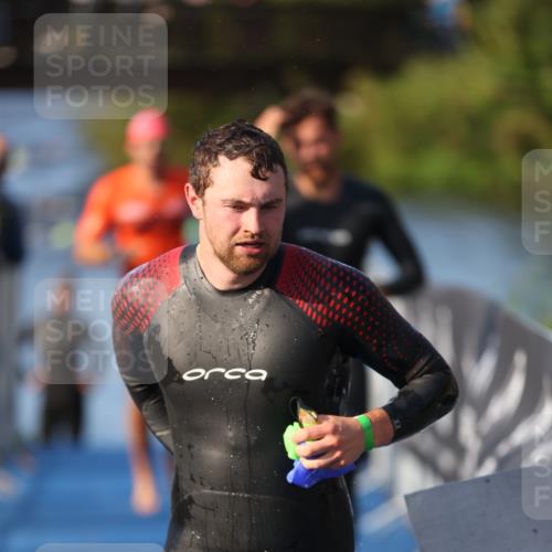 25.08.2024 - Elbe Triathlon Hamburg H.Heesch http://msf.ph/oto/6852018 25.08.2024 08:59:52 Schwimmen 209, 222, 274, 311 meine-sportfotos.de