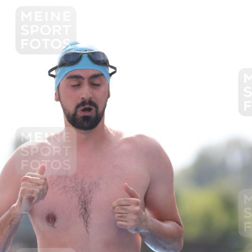 25.08.2024 - Elbe Triathlon Hamburg H.Heesch http://msf.ph/oto/6852023 25.08.2024 15:27:32 Schwimmen  meine-sportfotos.de