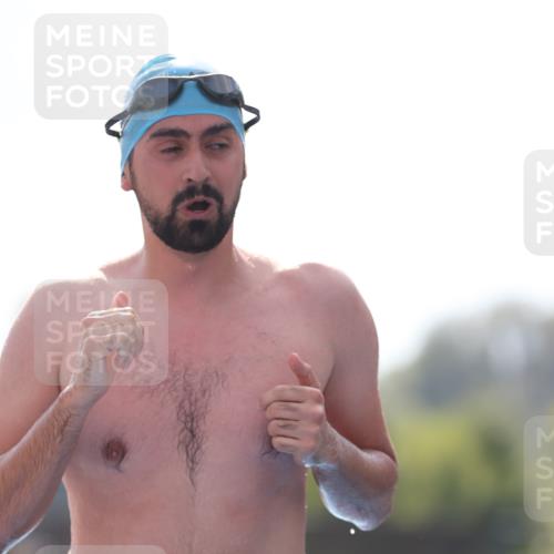 25.08.2024 - Elbe Triathlon Hamburg H.Heesch http://msf.ph/oto/6852031 25.08.2024 15:27:32 Schwimmen  meine-sportfotos.de