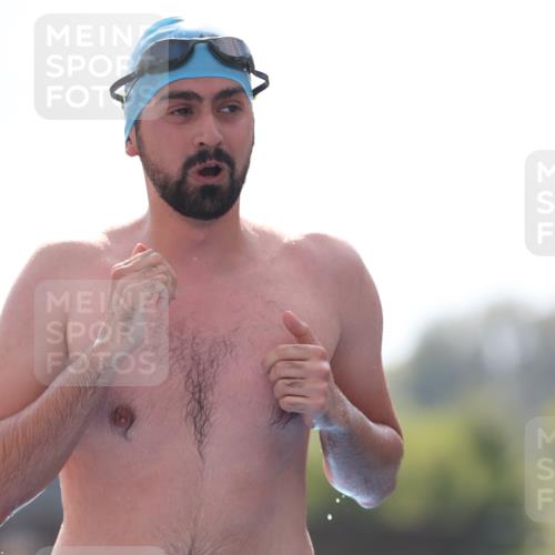 25.08.2024 - Elbe Triathlon Hamburg H.Heesch http://msf.ph/oto/6852038 25.08.2024 15:27:32 Schwimmen  meine-sportfotos.de