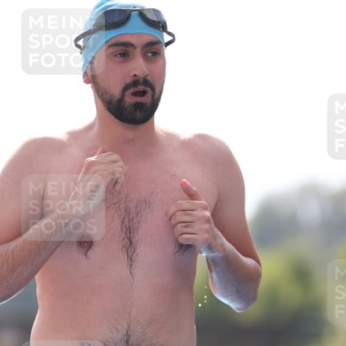25.08.2024 - Elbe Triathlon Hamburg H.Heesch http://msf.ph/oto/6852042 25.08.2024 15:27:33 Schwimmen  meine-sportfotos.de
