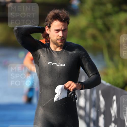 25.08.2024 - Elbe Triathlon Hamburg H.Heesch http://msf.ph/oto/6852080 25.08.2024 08:59:54 Schwimmen 209, 222, 274, 311 meine-sportfotos.de
