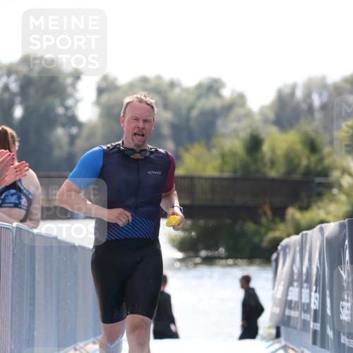 25.08.2024 - Elbe Triathlon Hamburg H.Heesch http://msf.ph/oto/6852096 25.08.2024 15:28:10 Schwimmen  meine-sportfotos.de