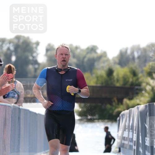 25.08.2024 - Elbe Triathlon Hamburg H.Heesch http://msf.ph/oto/6852102 25.08.2024 15:28:11 Schwimmen  meine-sportfotos.de