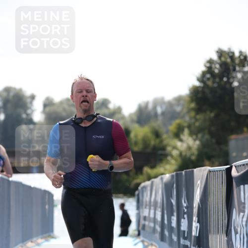 25.08.2024 - Elbe Triathlon Hamburg H.Heesch http://msf.ph/oto/6852142 25.08.2024 15:28:12 Schwimmen  meine-sportfotos.de