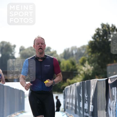25.08.2024 - Elbe Triathlon Hamburg H.Heesch http://msf.ph/oto/6852147 25.08.2024 15:28:12 Schwimmen  meine-sportfotos.de