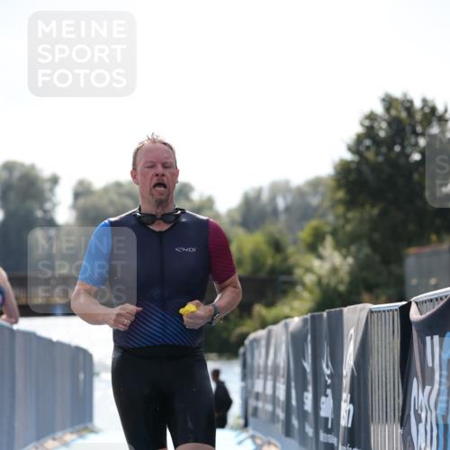 25.08.2024 - Elbe Triathlon Hamburg H.Heesch http://msf.ph/oto/6852153 25.08.2024 15:28:12 Schwimmen  meine-sportfotos.de