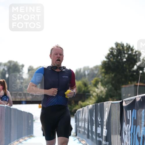 25.08.2024 - Elbe Triathlon Hamburg H.Heesch http://msf.ph/oto/6852169 25.08.2024 15:28:12 Schwimmen  meine-sportfotos.de