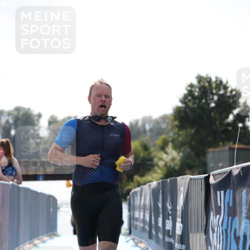 25.08.2024 - Elbe Triathlon Hamburg H.Heesch http://msf.ph/oto/6852173 25.08.2024 15:28:12 Schwimmen  meine-sportfotos.de