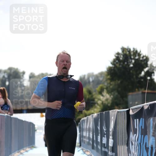 25.08.2024 - Elbe Triathlon Hamburg H.Heesch http://msf.ph/oto/6852182 25.08.2024 15:28:12 Schwimmen  meine-sportfotos.de