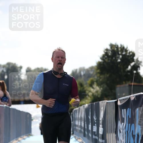 25.08.2024 - Elbe Triathlon Hamburg H.Heesch http://msf.ph/oto/6852188 25.08.2024 15:28:12 Schwimmen  meine-sportfotos.de
