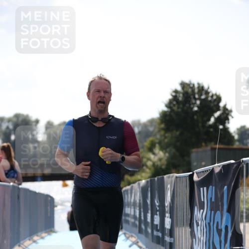 25.08.2024 - Elbe Triathlon Hamburg H.Heesch http://msf.ph/oto/6852212 25.08.2024 15:28:12 Schwimmen  meine-sportfotos.de