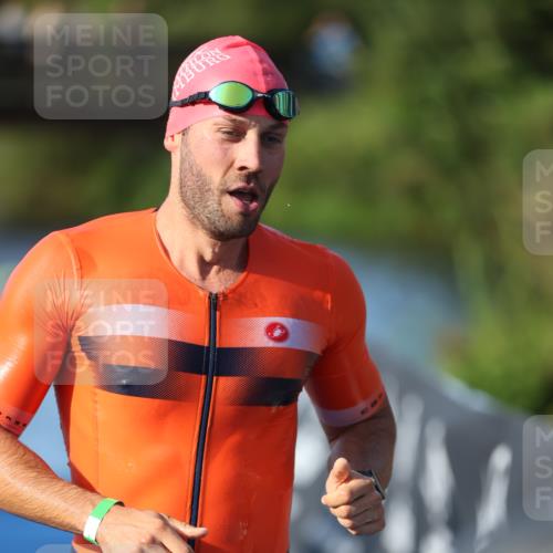25.08.2024 - Elbe Triathlon Hamburg H.Heesch http://msf.ph/oto/6852219 25.08.2024 08:59:56 Schwimmen 209, 222, 311 meine-sportfotos.de