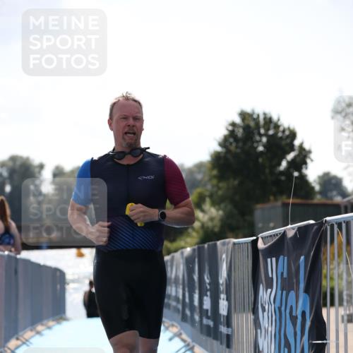 25.08.2024 - Elbe Triathlon Hamburg H.Heesch http://msf.ph/oto/6852228 25.08.2024 15:28:12 Schwimmen  meine-sportfotos.de