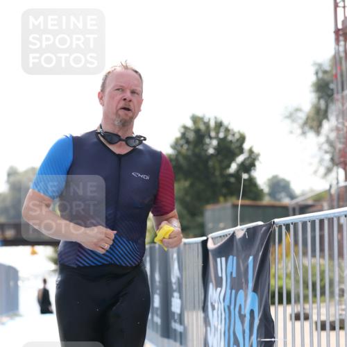 25.08.2024 - Elbe Triathlon Hamburg H.Heesch http://msf.ph/oto/6852231 25.08.2024 15:28:13 Schwimmen  meine-sportfotos.de
