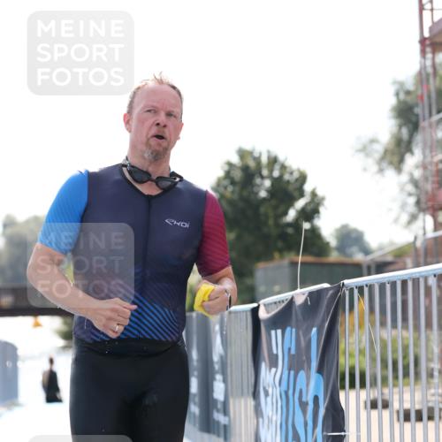 25.08.2024 - Elbe Triathlon Hamburg H.Heesch http://msf.ph/oto/6852238 25.08.2024 15:28:13 Schwimmen  meine-sportfotos.de