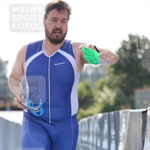 25.08.2024 - Elbe Triathlon Hamburg H.Heesch http://msf.ph/oto/6852344 25.08.2024 15:29:11 Schwimmen  meine-sportfotos.de