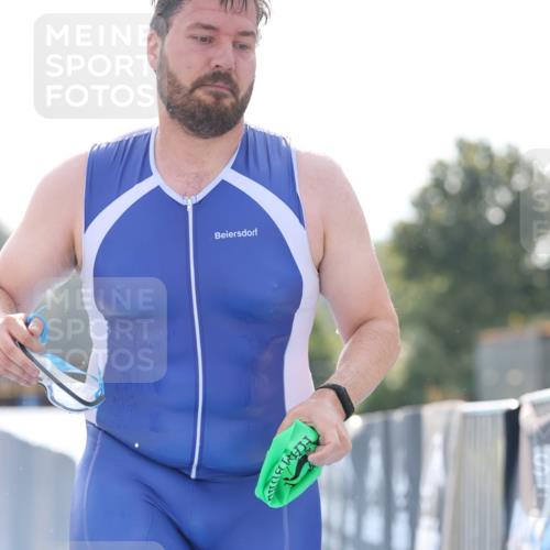 25.08.2024 - Elbe Triathlon Hamburg H.Heesch http://msf.ph/oto/6852373 25.08.2024 15:29:12 Schwimmen  meine-sportfotos.de
